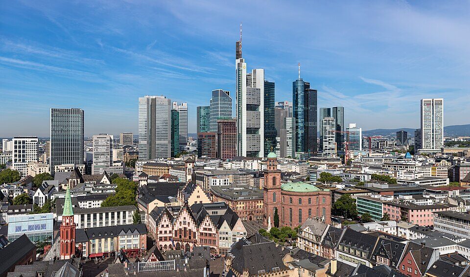 Frankfurter Altstadt mit Skyline in Frankfurt am Main