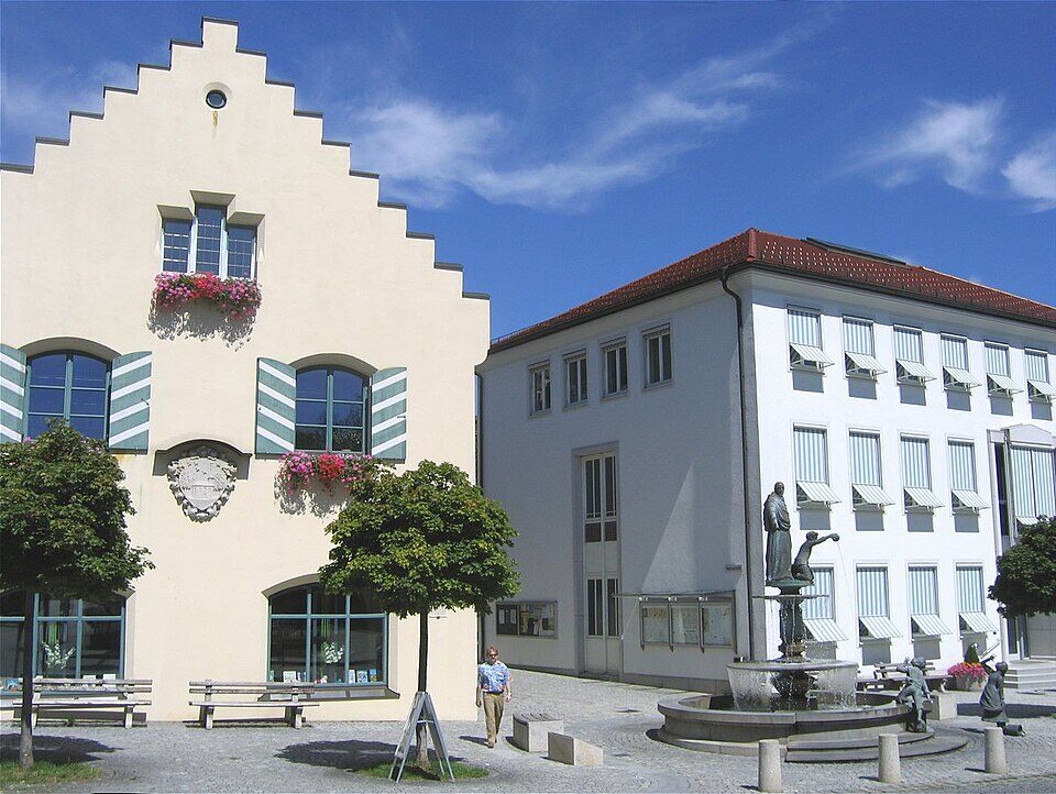 Holzkirchen-Marktplatz Rathaus-1