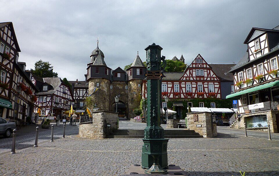 Marktplatz mit Brunnen und Fachwerkhäusern in Braunfels