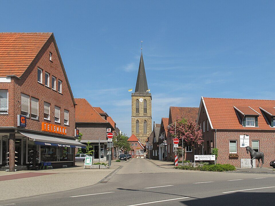 Emsbüren, kerk in straatzicht foto6 -05-07 12.21