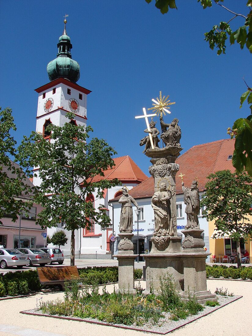 Die Dreifaltigkeits-Säule auf dem Tirschenreuter Marktplatz in Tirschenreuth