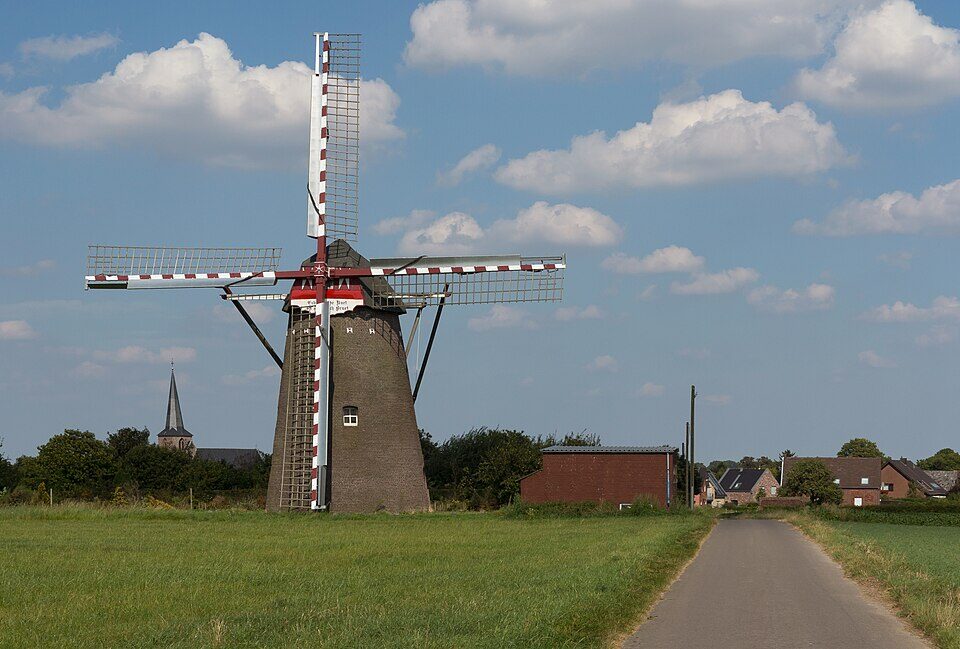 Waldfeucht, die Windmühle Dm8 met kerk foto8 -08-31 14.46