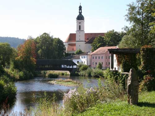 Bad Kötzting, Blick auf Regenbrücke und Stadtpfarrkirche
