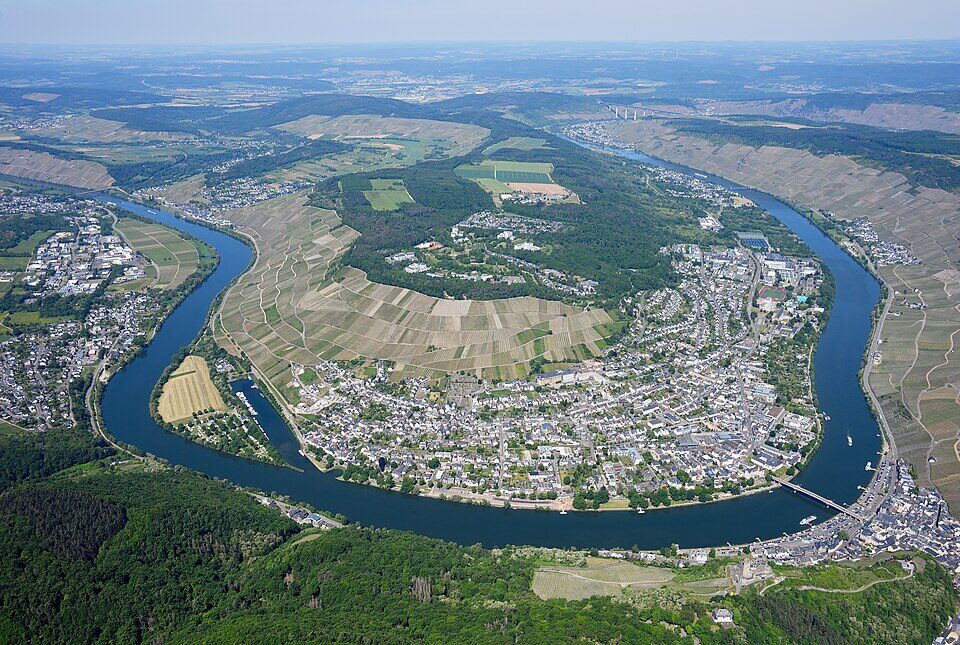 Aerial image of the Moselle in Bernkastel-Kues (view from the southeast)