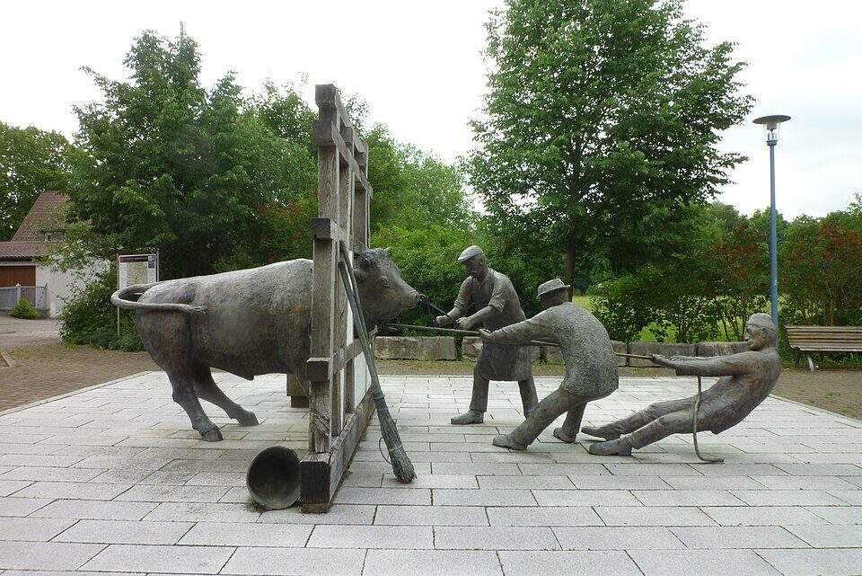 Skulptur, Hagenverwürger Brunnen in Deißlingen