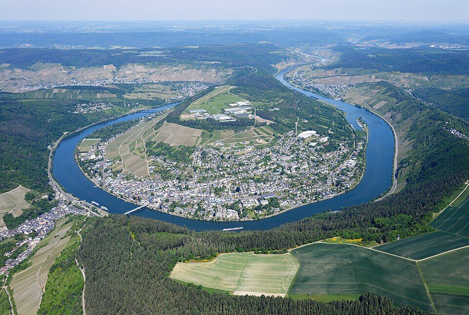 Aerial image of the Moselle in Traben-Trarbach (view from the south)