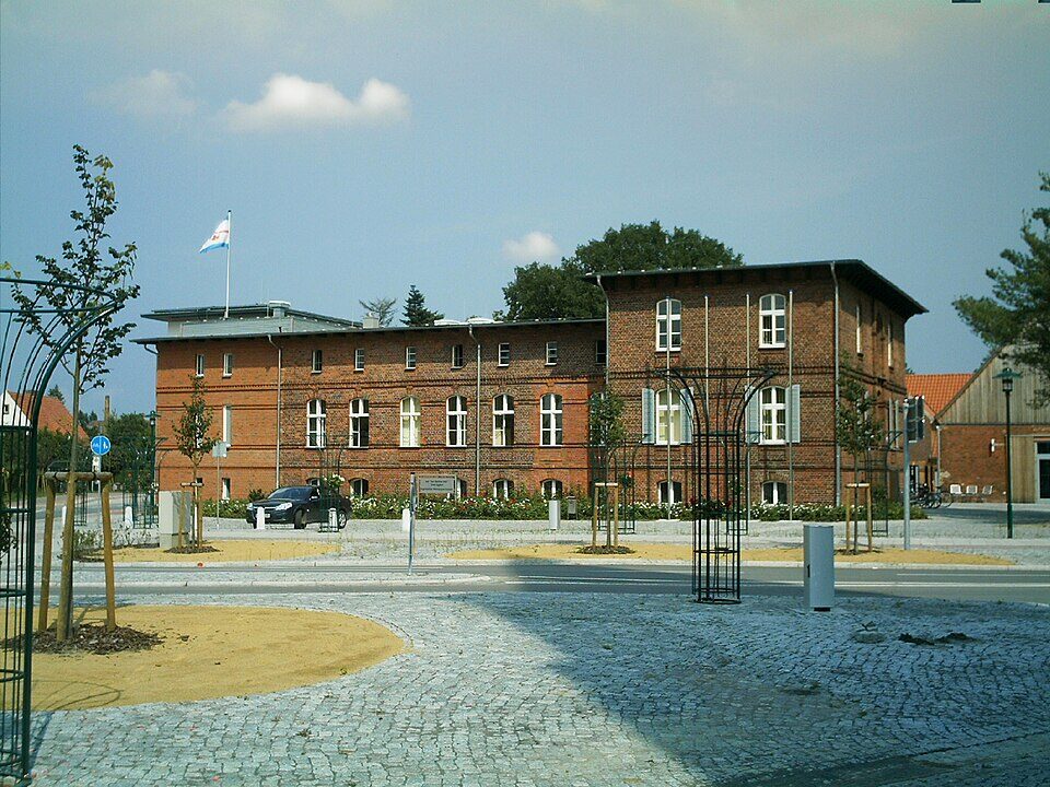Eggesin Rosengarten und Rathaus