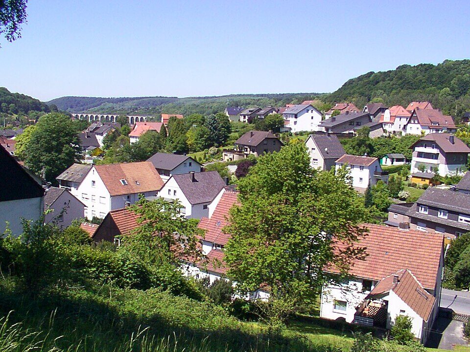 Blick über Altenbeken mit Viadukt im Hintergrund